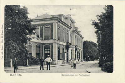 7561 Gezicht op de voorgevel van het oude gemeentehuis en postkantoor aan de Hoofdstraat te Baarn uit het ...